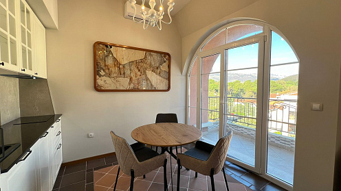 Zum Verkauf steht eine neue Luxuswohnung im Zentrum von Tivat